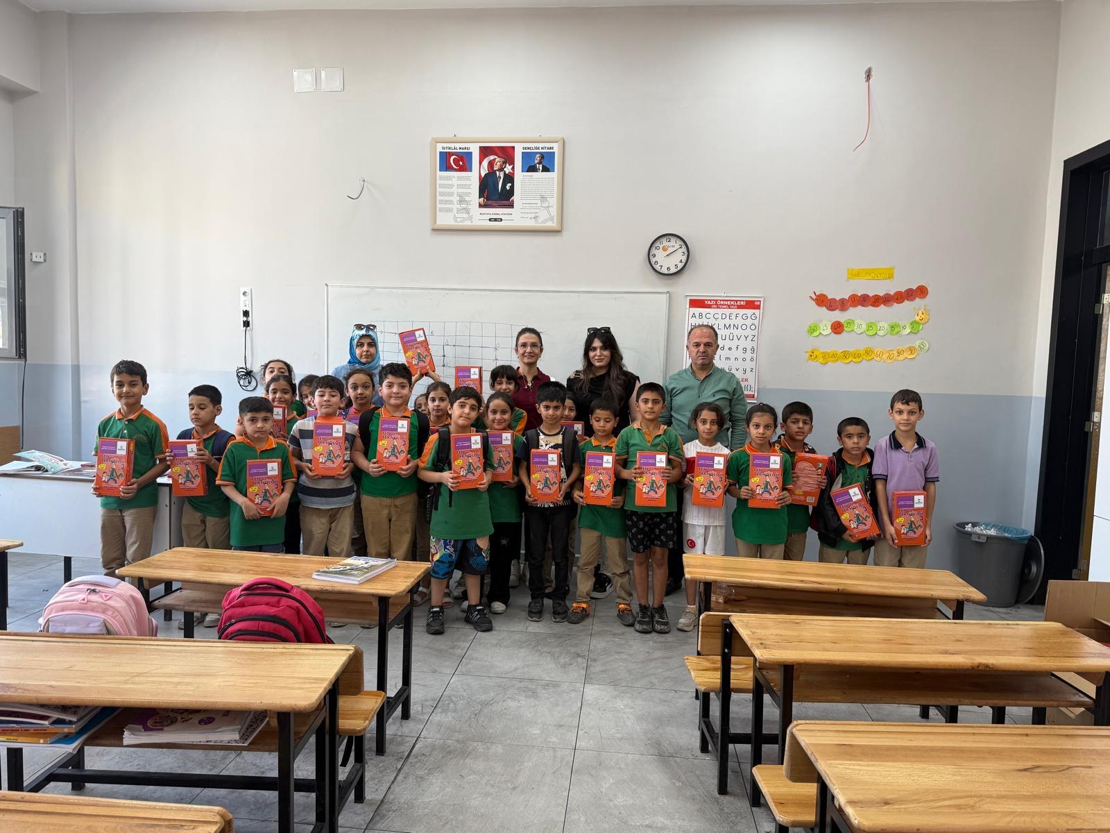 Çakmak Çimento ekibi Birecik'te öğrencilere deney seti dağıtırken