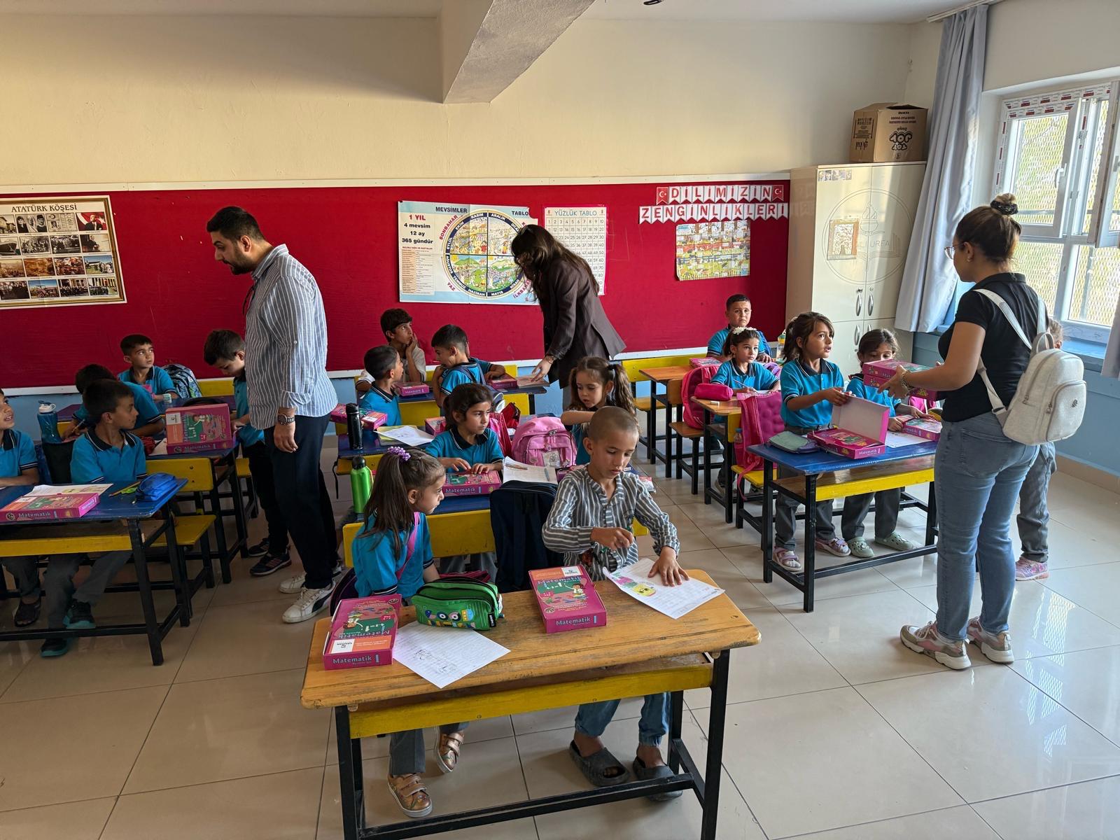 Birecikli öğrenciler hediye edilen deney setleriyle birlikte