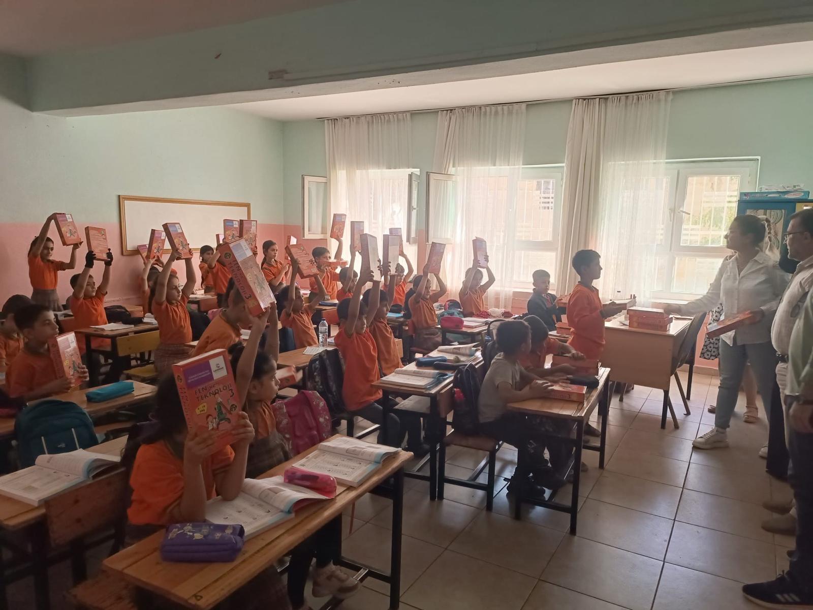 Çakmak Çimento ekibi ve öğrenciler hatıra fotoğrafında